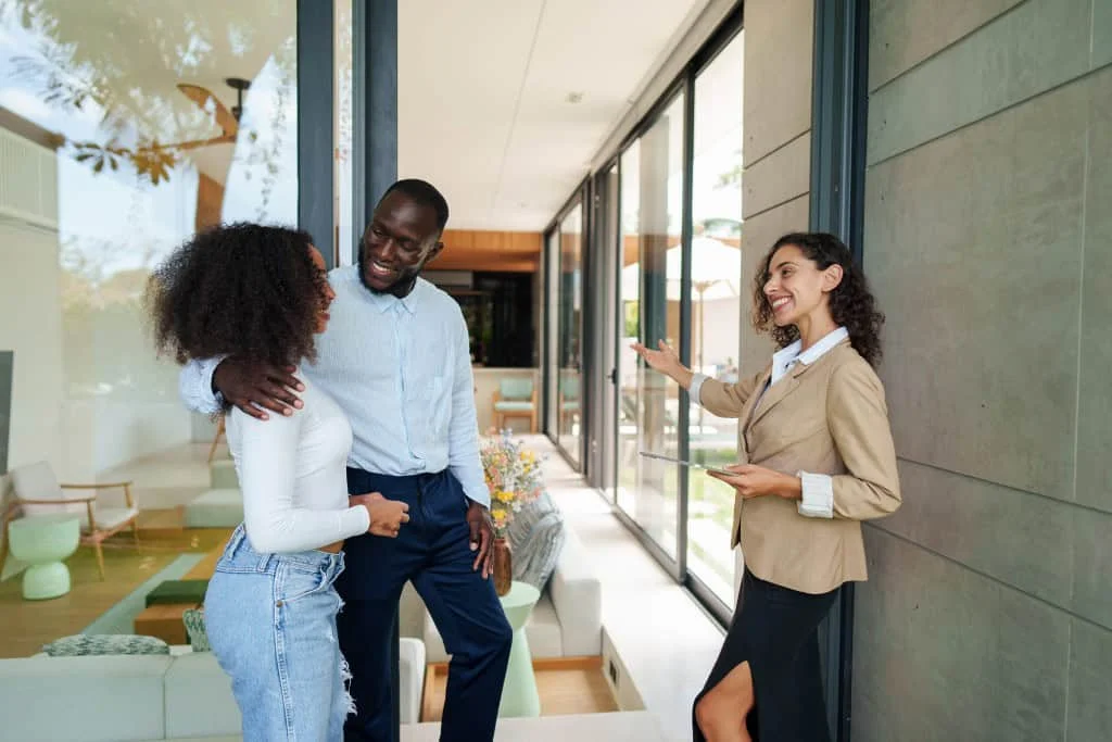 Navigating Home Showings: The Roles of Virtual Tours and In-Person Visits