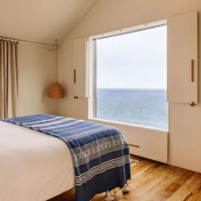 Exceptional Interiors with Panoramic Picture Windows Highlighting Breathtaking Views
