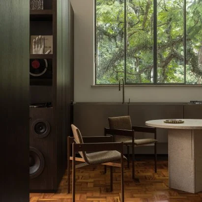 Cyro Arquitetura Unveils Minimalist “White Noise” Apartment at Casacor São Paulo 2026