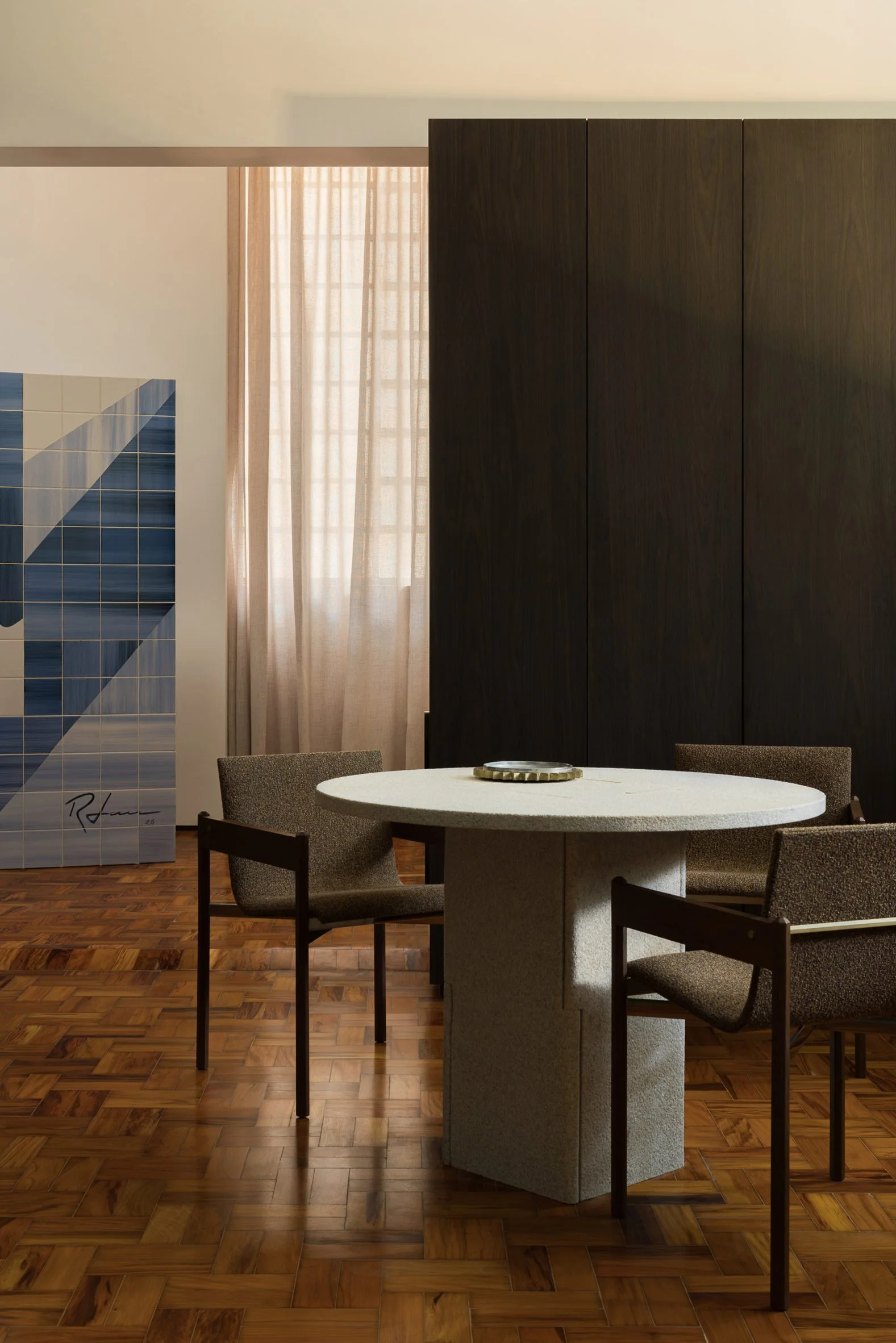 An Encaixe table by Guilherme Wentz is surrounded by Veadeiros chairs from Mobília Puro