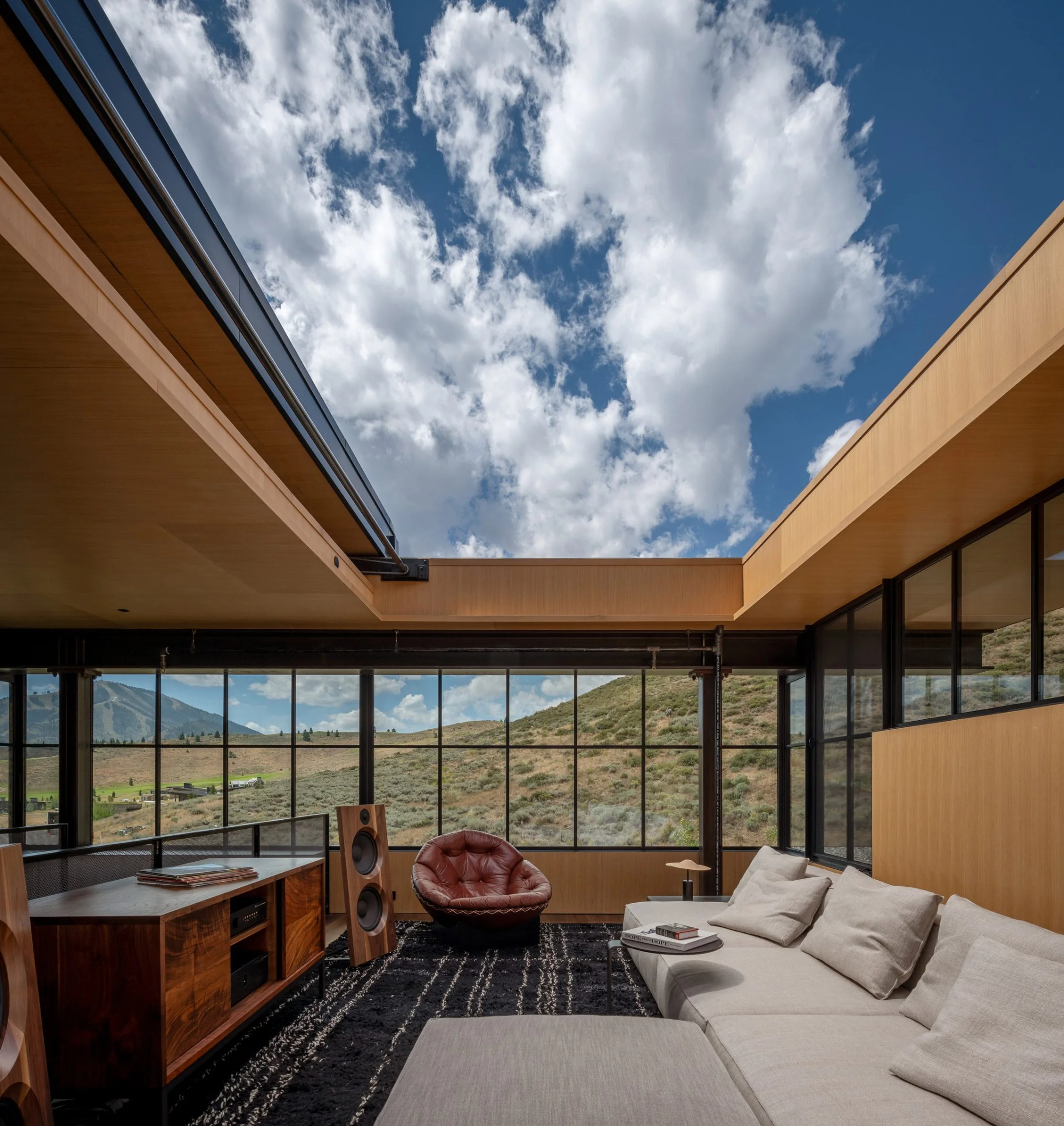 Retractable roof opening