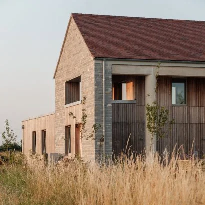 Analyzing Reader Reactions to Charles Gillespie Architecture's Linhay House in Somerset